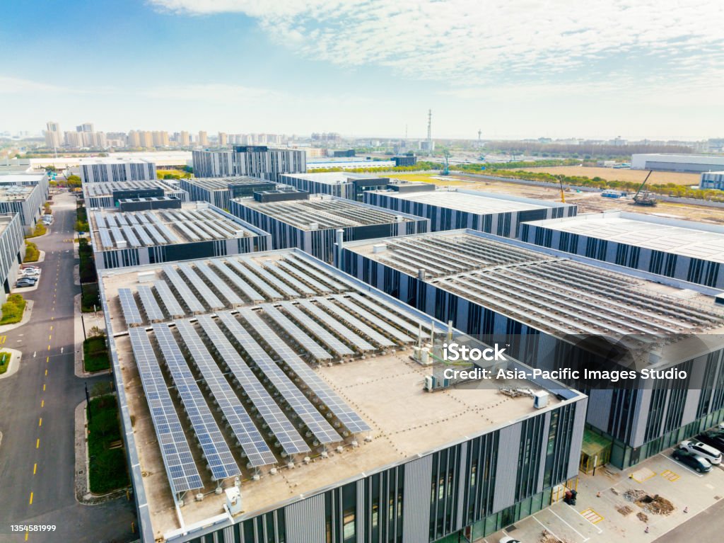 Vista aérea de paneis solares no tellado da fábrica.